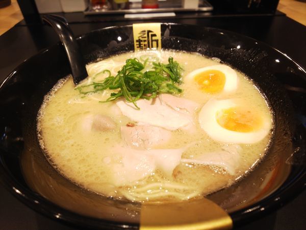 「味玉入りとんこつしぼり700円＋替え玉100円」@ラーメン匠 曙店の写真