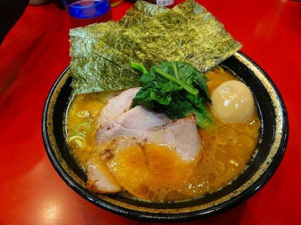 「中盛チャーシュー麺970円　煮卵40円　麺硬め」@家系総本山 ラーメン吉村家の写真