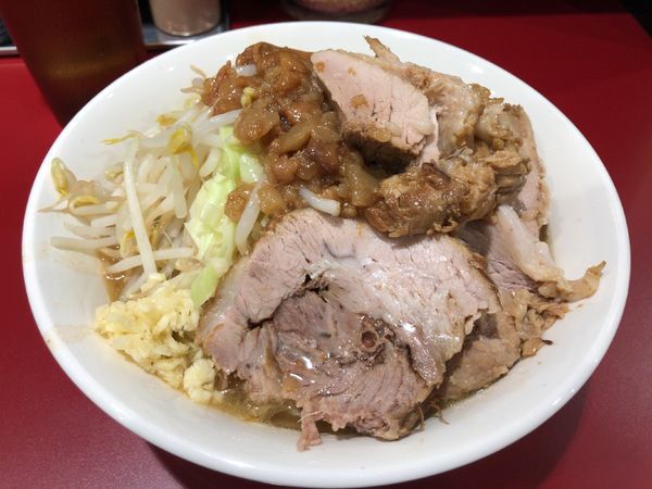 「中ラーメン + 豚増し」@立川マシマシ 国分寺店の写真
