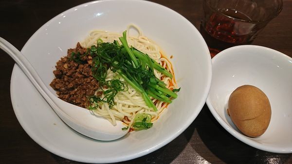 「成都式汁なし担々麺+味付玉子(880円)」@六坊担担面の写真