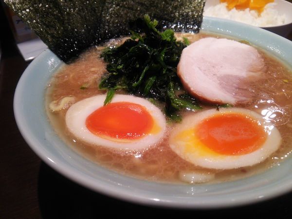 「らーめん 750円 味玉 100円 ライス 10」@横浜家系らーめん いずみ家の写真