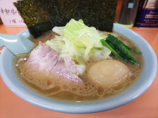 「キャベツラーメン＋半熟味付けたまご900円」@梅浜亭の写真