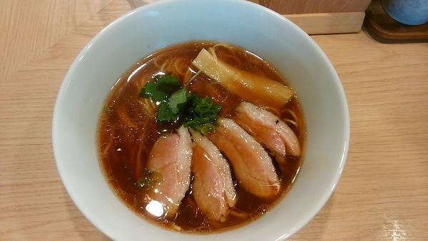 「贅沢鴨ロースの醤油ラーメン（1080円）」@らーめんMAIKAGURAの写真