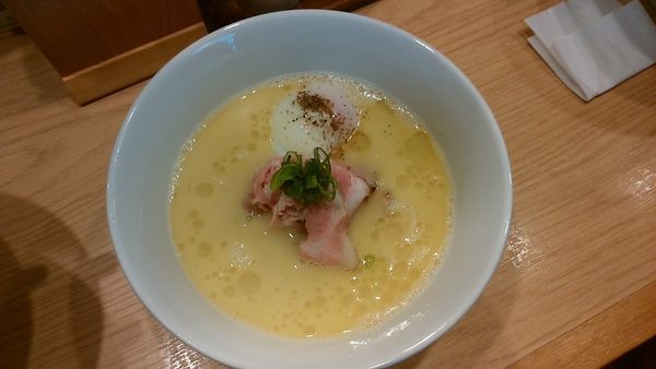 「白トリュフオイル香る鶏白湯麺（1080円）」@らーめんMAIKAGURAの写真