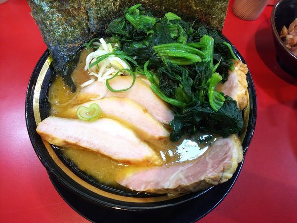 「【限定】豚トロ入りチャーシュー麺＋賄い飯など　950＋α円」@家系ラーメン とらきち家の写真