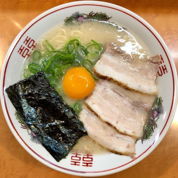 「ラーメン (700円) 生玉子 (100円)」@一休軒 広島本店の写真