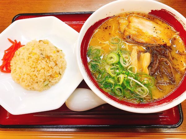 「豚骨醤油ラーメン 半炒飯」@近江らーめん 六角の写真