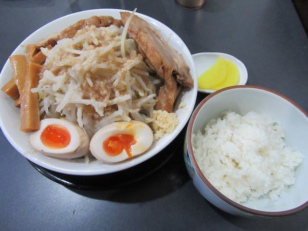 「極太麺まぜそば（９３０円）＋半ライス１００円」@麺屋 とん嬉の写真