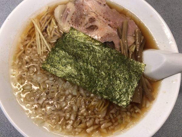 「ラーメン550円+たまねぎ増し50円」@でんでんの写真