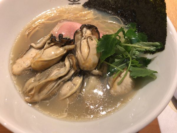 「寿製麺よしかわ・牡蠣そば900円+牡蠣3つ」@むぎくらべの写真