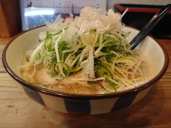 「豚×魚ラーメン(ネギ大盛り)+刻み玉ねぎ」@麺や拓 堀江本店の写真