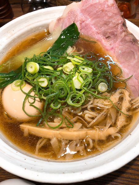 「特製燻製醤油ラーメン ¥1100」@燻製麺 燻の写真