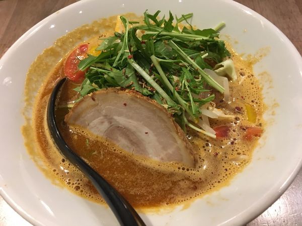 「スパイストンコツソバ」@ソラノイロ トンコツ&キノコの写真