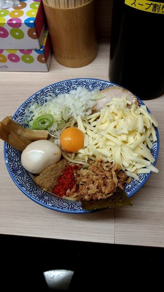 「まぜそば（大盛り300ｇ）＋味玉＋とろけるチーズ」@狼煙 大宮店の写真