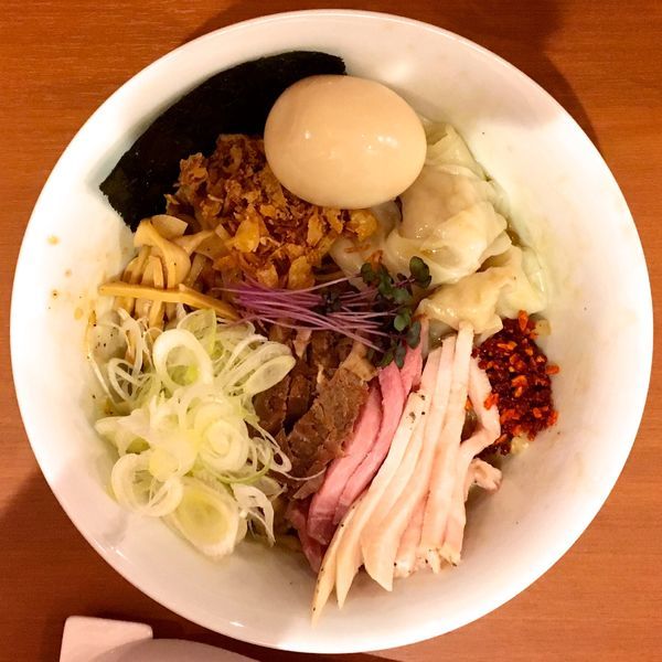 「サッポロラガービール赤星→まぜそば＋味玉＋ワンタン」@自家製手もみ麺 鈴ノ木の写真