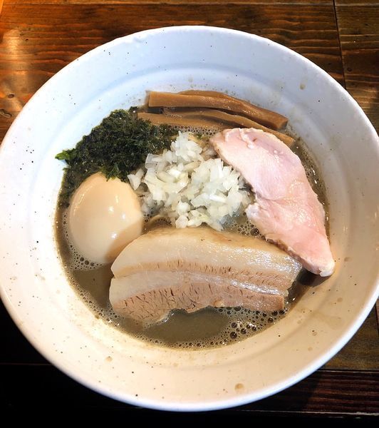 「【季節限定】濃厚煮干しラーメン(味玉.サービス鶏チャーシュー)」@ラーメン屋ジョンの写真