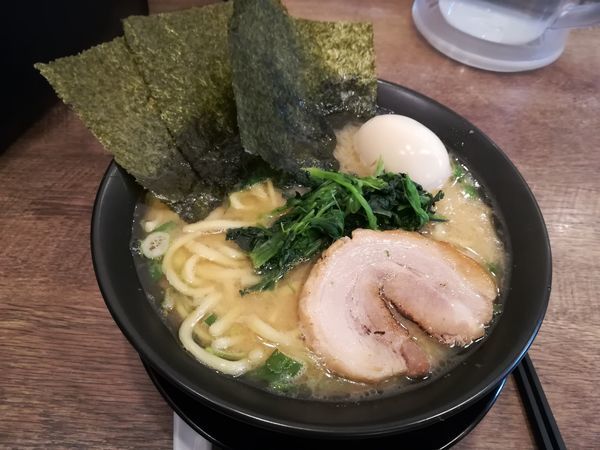 「12/03醤油ラーメン固め味玉790円」@横浜家系ラーメン 武骨家 上大岡店の写真