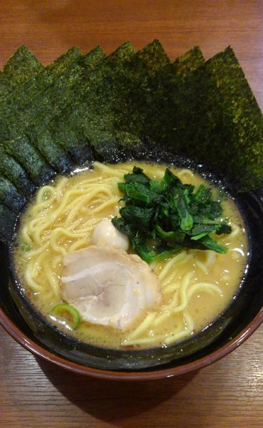 「豚骨醤油ラーメン(海苔増し)」@横浜家系ラーメン本郷家の写真
