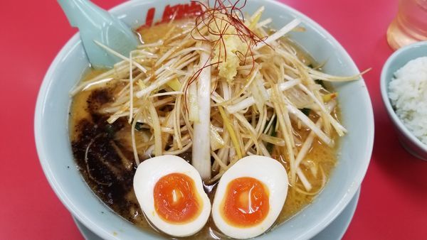 「特製もやし味噌ラーメン　ネギ、味玉トッピング」@山岡家 松本店の写真
