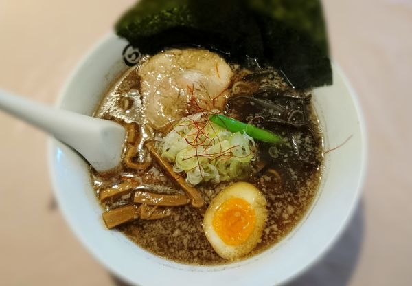 「らー麺バリ黒」@らーめん岡崎 鶴ヶ島店の写真