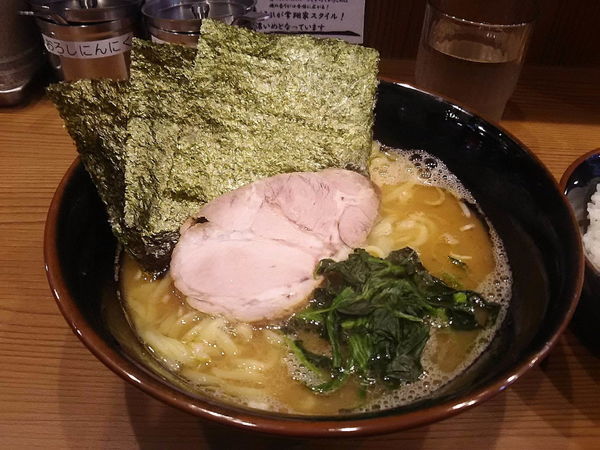 「ラーメン＋中ライス680円」@横浜らーめん 二代目 常翔家の写真