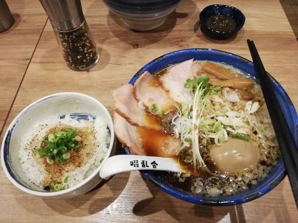 「ラーメン醤油(大盛り)背脂＆煮卵＆チャーシュー ＋背脂ライス」@自家製麺 啜乱会の写真