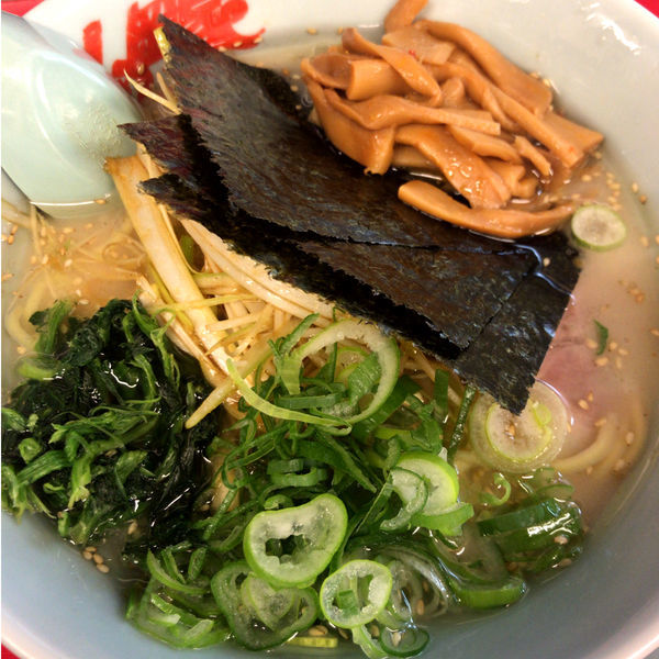 「塩ラーメン　650円　メンマ　110円　味付ネギ」@ラーメン山岡家 大泉店の写真