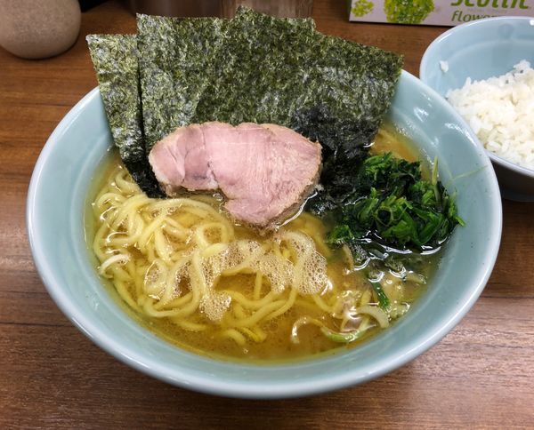 「ラーメン 並 ライス付 脂多め ¥650」@横浜ラーメン 武蔵家 北千住店の写真