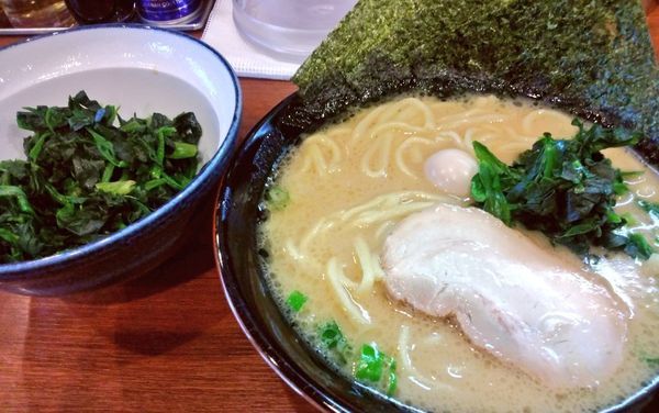 「ラーメン並＋ほうれん草」@横浜家系ラーメン本郷家の写真