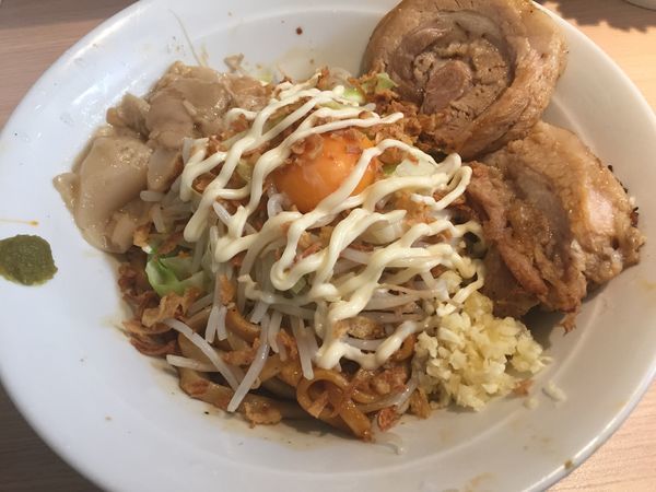 「ラーメン汁なし（全トッピング）：700円」@麺屋 味方の写真