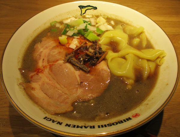 「すごい煮干ラーメン（中）830円」@すごい煮干ラーメン凪 田町店の写真