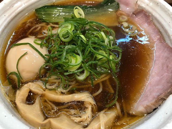 「燻製特製醤油ラーメン（Ａ.国産小麦とライ麦の全粒粉麺）」@燻製麺 燻の写真