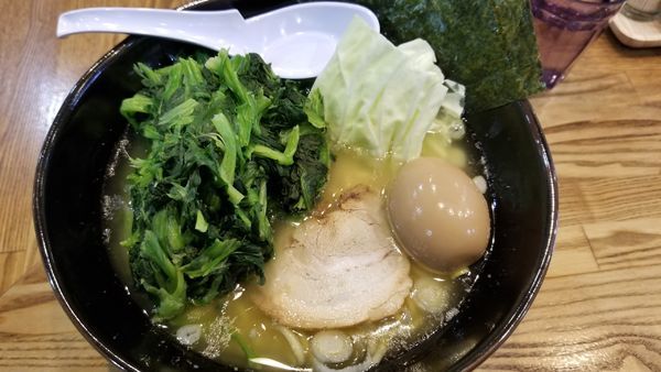 「豚骨塩　大盛　ほうれん草、味玉トッピング」@らあめん 万咲 松本店の写真