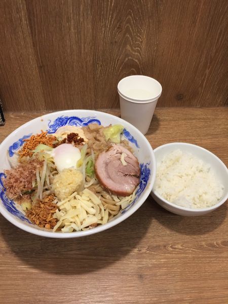 「まぜそば大盛り（温玉入り）プラスライス」@ジャンクガレッジ しらこばと公園前店の写真