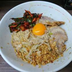 汁無し半分、ニラキムチ（野菜少なめ、アブラ、カラメ）