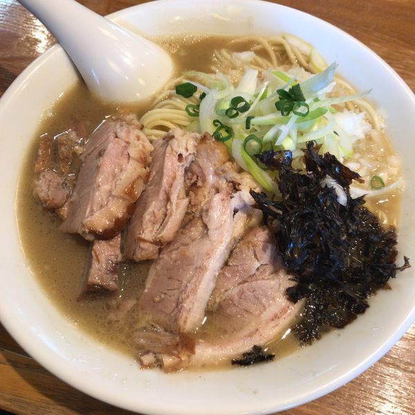 「煮干そば 白醤油 750円+チャーシュー150円」@中村屋総本山の写真