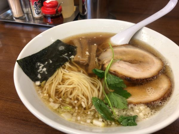 「らーめん（醤油味）700円 焼餃子5ヶ 400円」@自家製麺☆宇都宮餃子 こむさしの写真