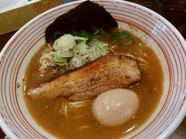 「濃い鶏醤油ラーメン750円+煮玉子100円」@山麺の写真