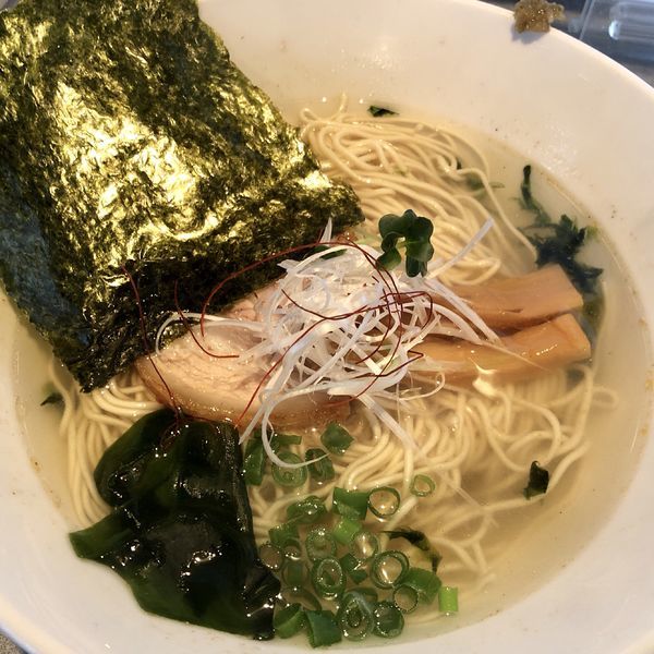 「しおらーめん+ウーロン茶」@麺屋 はちまるの写真