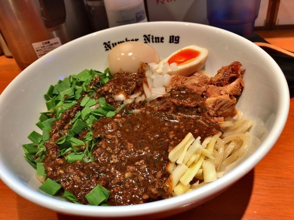 「油そばBLACK＋味玉」@麺Dining Number Nine 09の写真