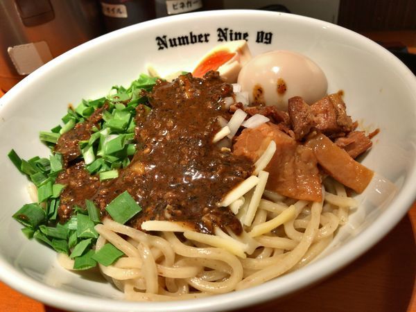 「油そばBLACK＋味玉」@麺Dining Number Nine 09の写真