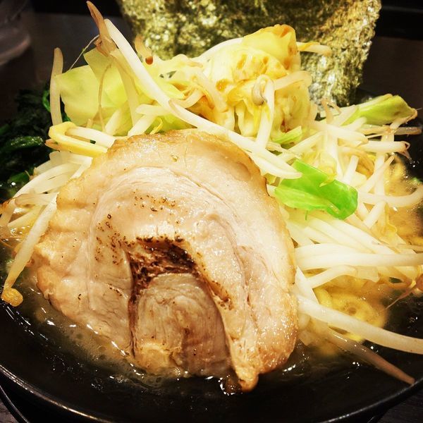 「醤油豚骨きゃべもやラーメン」@横浜家系ラーメン 市ヶ家の写真