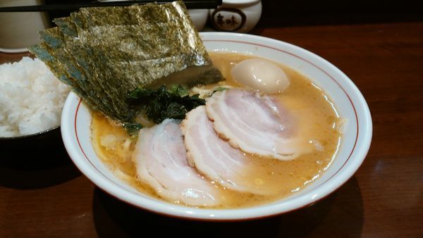 「特製ラーメン（バラ肉）ライス」@らーめん飛粋の写真