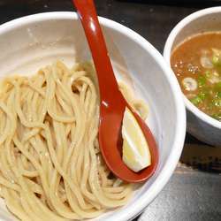 牛ホルモンつけ麺¥870／ご飯割り¥100