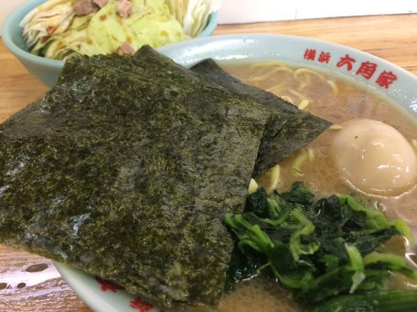 「ラーメン並￥650、ノリ、味玉、キャベチャー各￥100」@六角家 本店の写真