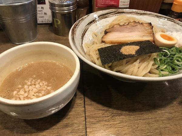 「濃厚魚介つけ麺」@進化驀進 本町店の写真