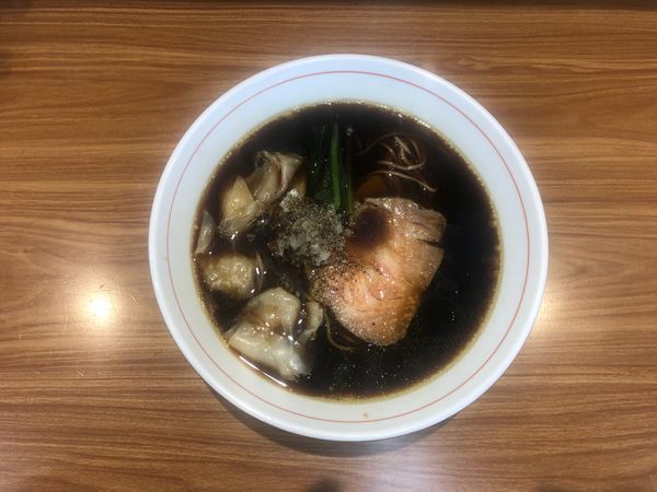 「漆黒醤油ら〜麺 + ワンタン」@ら〜麺 安至の写真