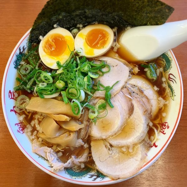 「特製醤油厳選全部のせラーメン」@ラーメン魁力屋 本店の写真