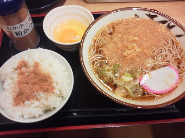 「たぬき340+玉子60+半ライス90=490円」@そばよし 本店の写真