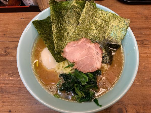 「味玉ラーメン中盛り850円」@横浜ラーメン 武蔵家 国領店の写真